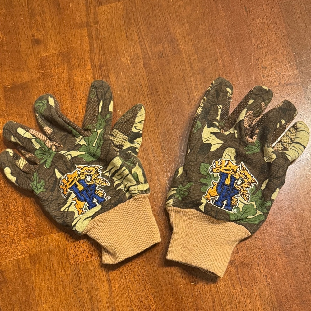Camouflage Gloves with university of Kentucky Logo